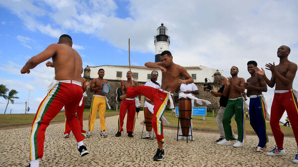 Сальвадор, Баия, Бразилия - 4 июля 2023 года: капоэйристы выступают на Фарол да Барра во время запуска китайского автозавода BYD, который откроет завод в городе Камакари.