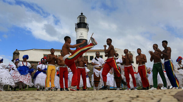 Сальвадор, Баия, Бразилия - 4 июля 2023 года: капоэйристы выступают на Фарол да Барра во время запуска китайского автозавода BYD, который откроет завод в городе Камакари.