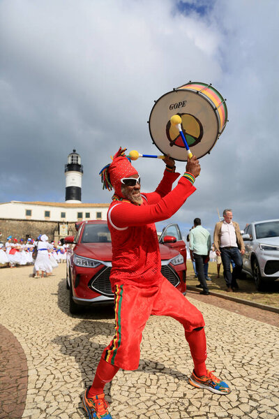 Сальвадор, Баия, Бразилия - 4 июля 2023 года: музыкант из группы Olodum выступает на Фарол да Барра во время запуска завода китайского автопроизводителя BYD, который откроет завод в городе Камакари.