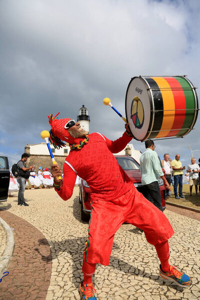 Сальвадор, Баия, Бразилия - 4 июля 2023 года: музыкант из группы Olodum выступает на Фарол да Барра во время запуска завода китайского автопроизводителя BYD, который откроет завод в городе Камакари.