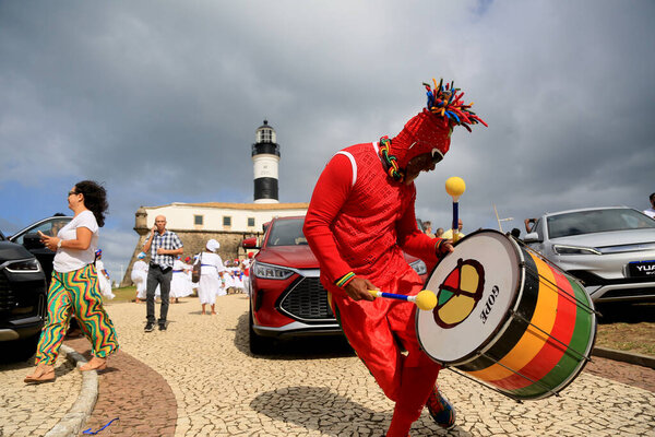 Сальвадор, Баия, Бразилия - 4 июля 2023 года: музыкант из группы Olodum выступает на Фарол да Барра во время запуска завода китайского автопроизводителя BYD, который откроет завод в городе Камакари.