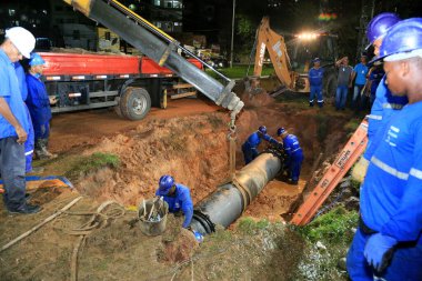 Salvador, Bahia, Brezilya - 18 Haziran 2023: Embasa çalışanları Salvador 'daki içme suyu dağıtım ağındaki boruları tamir ediyorlar.
