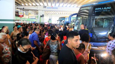 Salvador, Bahia, Brezilya - 22 Haziran 2023: Sao Joao dönemindeki Salvador otobüs durağındaki otobüslere binmeye çalışan kalabalık.