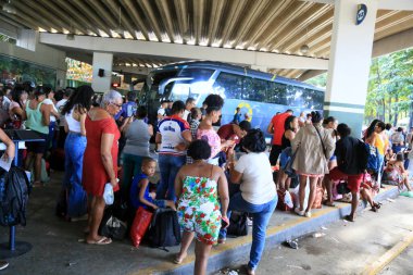 Salvador, Bahia, Brezilya - 22 Haziran 2023: Sao Joao dönemindeki Salvador otobüs durağındaki otobüslere binmeye çalışan kalabalık.
