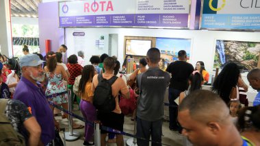 Salvador, Bahia, Brezilya - 22 Haziran 2023: Sao Joao dönemindeki Salvador otobüs durağındaki otobüslere binmeye çalışan kalabalık.