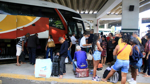 salvador, bahia, brazil - 22 июня 2023 года: толпа людей, пытающихся сесть на автобусы на автовокзале Сальвадора в период Сан-Жоао.