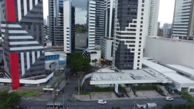 Salvador, Bahia, Brezilya - 11 Ağustos 2023: Salvador şehrindeki trafik hareketinin hava görüntüsü.