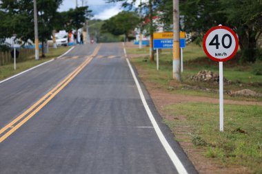 itaju do colonia, bahia, brrazil - 23 Temmuz 2023: Güney Bahia 'daki Itaju do Colonia şehrinde devlet yolunda saatte 40 kilometre hız limitini gösteriyor.
