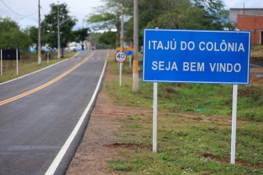 Itaju do Colonia, Bahia, Brezilya - 23 Temmuz 2023: Güney Bahia 'daki Itaju do Colonia' da, BA 667 numaralı otoyoldaki tabela.