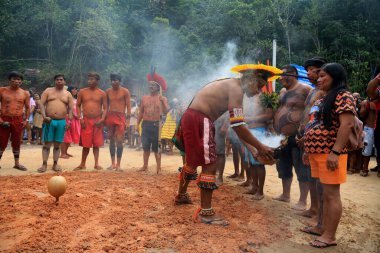 Porto seguro, bahia, brezil- 1 Ağustos 2023: Porto Seguro kentindeki Jaqueira köyünde Aragwaka festivalinde görülen Etina Pataxo yerlileri.