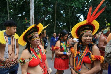 Porto seguro, bahia, brezil- 1 Ağustos 2023: Porto Seguro kentindeki Jaqueira köyünde Aragwaka festivalinde görülen Etina Pataxo yerlileri.