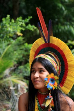 Porto seguro, bahia, brezil- 1 Ağustos 2023: Porto Seguro kentindeki Jaqueira köyünde Aragwaka festivalinde görülen Etina Pataxo yerlileri.