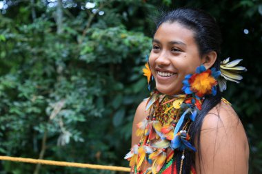 Porto seguro, bahia, brezil- 1 Ağustos 2023: Porto Seguro kentindeki Jaqueira köyünde Aragwaka festivalinde görülen Etina Pataxo yerlileri.