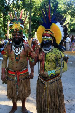 Porto seguro, bahia, brezil- 1 Ağustos 2023: Porto Seguro kentindeki Jaqueira köyünde Aragwaka festivalinde görülen Etina Pataxo yerlileri.