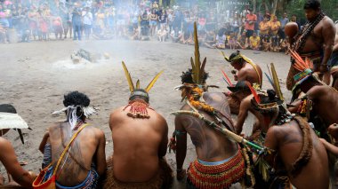Porto seguro, bahia, brezil- 1 Ağustos 2023: Porto Seguro kentindeki Jaqueira köyünde Aragwaka festivalinde görülen Etina Pataxo yerlileri.