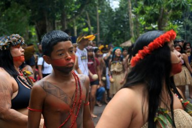 Porto seguro, bahia, brezil- 1 Ağustos 2023: Porto Seguro kentindeki Jaqueira köyünde Aragwaka festivalinde görülen Etina Pataxo yerlileri.