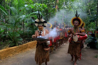 Porto seguro, bahia, brezil- 1 Ağustos 2023: Porto Seguro kentindeki Jaqueira köyünde Aragwaka festivalinde görülen Etina Pataxo yerlileri.