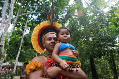 Porto seguro, bahia, brezil- 1 Ağustos 2023: Porto Seguro kentindeki Jaqueira köyünde Aragwaka festivalinde görülen Etina Pataxo yerlileri.