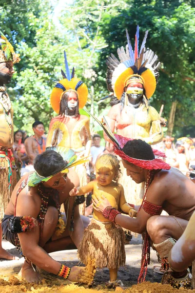 ポルト セグロのジャケイラ村で行われたアラゴラの祭りでエティナ パタオキア インディアンが目撃した ロイヤリティフリーのストック画像
