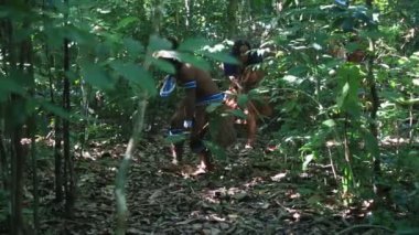 Porto seguro, bahia, brezil- 1 Ağustos 2023: Porto Seguro kentindeki Jaqueira köyünde Aragwaka festivalinde görülen Etina Pataxo yerlileri.