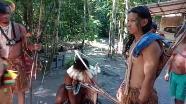 Porto seguro, bahia, brezil- 1 Ağustos 2023: Porto Seguro kentindeki Jaqueira köyünde Aragwaka festivalinde görülen Etina Pataxo yerlileri.