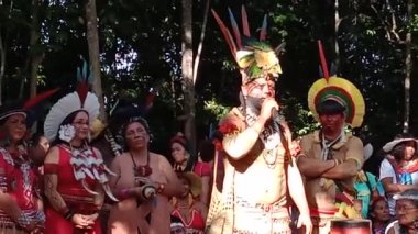 Porto seguro, bahia, brezil- 1 Ağustos 2023: Porto Seguro kentindeki Jaqueira köyünde Aragwaka festivalinde görülen Etina Pataxo yerlileri.