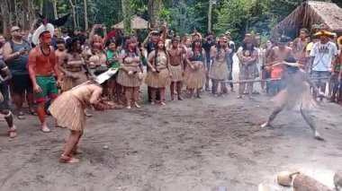 Porto seguro, bahia, brezil- 1 Ağustos 2023: Porto Seguro kentindeki Jaqueira köyünde Aragwaka festivalinde görülen Etina Pataxo yerlileri.