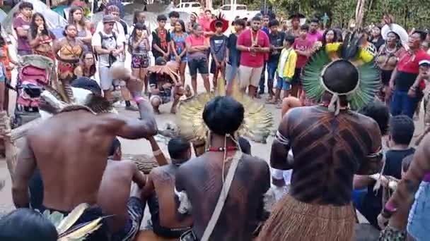 ポルト セグロのジャケイラ村で行われたアラゴラの祭りでエティナ パタオキア インディアンが目撃した — ストック動画