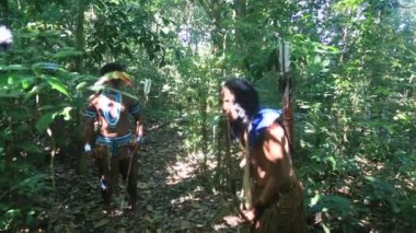 Porto seguro, bahia, brezil- 1 Ağustos 2023: Porto Seguro kentindeki Jaqueira köyünde Aragwaka festivalinde görülen Etina Pataxo yerlileri.
