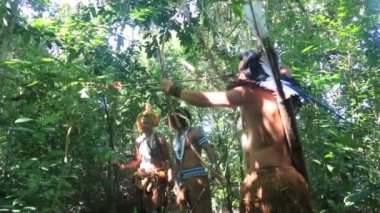 Porto seguro, bahia, brezil- 1 Ağustos 2023: Porto Seguro kentindeki Jaqueira köyünde Aragwaka festivalinde görülen Etina Pataxo yerlileri.