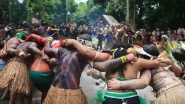 Porto seguro, bahia, brezil- 1 Ağustos 2023: Porto Seguro kentindeki Jaqueira köyünde Aragwaka festivalinde görülen Etina Pataxo yerlileri.