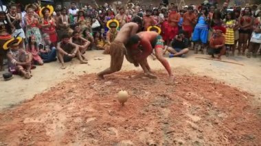 Porto seguro, bahia, brezil- 1 Ağustos 2023: Porto Seguro kentindeki Jaqueira köyünde Aragwaka festivalinde görülen Etina Pataxo yerlileri.