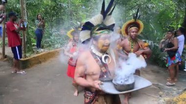 Porto seguro, bahia, brezil- 1 Ağustos 2023: Porto Seguro kentindeki Jaqueira köyünde Aragwaka festivalinde görülen Etina Pataxo yerlileri.