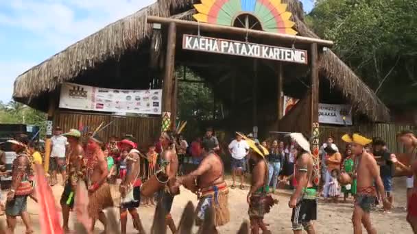 포르토 세구로 Porto Seguro 자케이라 마을의 아라카와 보이는 에티나 인디언 — 비디오
