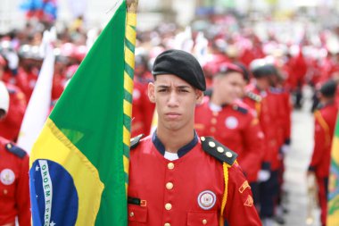 Salvador, Bahia, Brezilya - 2 Temmuz 2022: Bahia Bağımsızlığı onuruna Dois de Julho 'da düzenlenen sivil geçit töreninde devlet okulu öğrencisi.