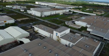 Camacari, Bahia, Brezilya - 4 Nisan 2023: Camacari 'nin sanayi merkezindeki terk edilmiş Ford fabrikasının havadan görünüşü.