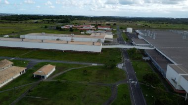 Camacari, Bahia, Brezilya - 4 Nisan 2023: Camacari 'nin sanayi merkezindeki terk edilmiş Ford fabrikasının havadan görünüşü.