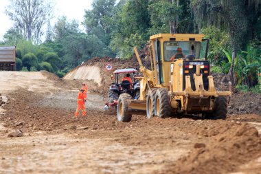 İlheus, bahia, brezil- 23 Mayıs 2022: Güney Bahia 'daki Itabuna ve Ilheus belediyelerini birbirine bağlayan BA 649 otoyolunda inşaat çalışmaları.