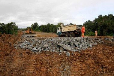 İlheus, bahia, brezil- 23 Mayıs 2022: Güney Bahia 'daki Itabuna ve Ilheus belediyelerini birbirine bağlayan BA 649 otoyolunda inşaat çalışmaları.