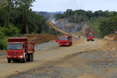 İlheus, bahia, brezil- 23 Mayıs 2022: Güney Bahia 'daki Itabuna ve Ilheus belediyelerini birbirine bağlayan BA 649 otoyolunda inşaat çalışmaları.