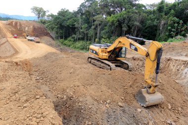 İlheus, bahia, brezil- 23 Mayıs 2022: Güney Bahia 'daki Itabuna ve Ilheus belediyelerini birbirine bağlayan BA 649 otoyolunda inşaat çalışmaları.