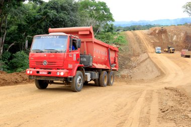 İlheus, bahia, brezil- 23 Mayıs 2022: Güney Bahia 'daki Itabuna ve Ilheus belediyelerini birbirine bağlayan BA 649 otoyolunda inşaat çalışmaları.