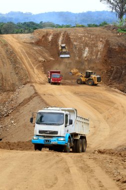 İlheus, bahia, brezil- 23 Mayıs 2022: Güney Bahia 'daki Itabuna ve Ilheus belediyelerini birbirine bağlayan BA 649 otoyolunda inşaat çalışmaları.