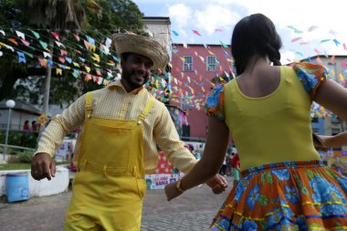 Salvador, Bahia, Brezilya - 24 Haziran 2022: Salvador 'un tarihi merkezi Pelourinho' da düzenlenen festivallerde caipira dansı forrosu giymiş çift