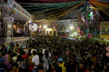 Salvador, Bahia, Brezilya - 26 Haziran 2022: Val Macambira, Salvador 'un tarihi merkezi Pelourinho' daki Sao Joao ziyafetinde halkı eğlendiriyor..