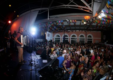 Salvador, Bahia, Brezilya - 26 Haziran 2022: Cicinho, Salvador Tarih Merkezi Pelourinho 'daki Sao Joao partisi sırasında halkı neşelendiriyor