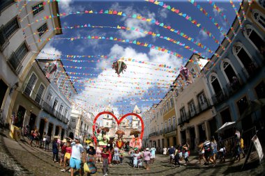 Salvador, Bahia, Brezilya - 26 Haziran 2022: Salvador şehrinin tarihi merkezi Pelourinho 'daki Sao Joao ziyafetinin dekorasyonunu çocuklar ziyaret ediyor.