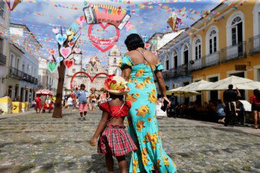 Salvador, Bahia, Brezilya - 26 Haziran 2022: Salvador şehrinin tarihi merkezi Pelourinho 'daki Sao Joao ziyafetinin dekorasyonunu çocuklar ziyaret ediyor.