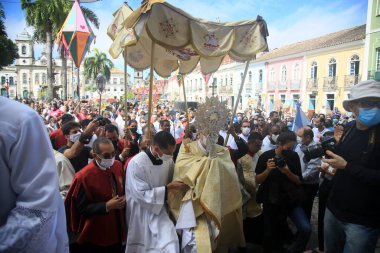 Salvador, Bahia, Brezilya - 24 Mart 2022: Corpus Christi döneminde Salvador Tarih Merkezi 'nde destekçilerin geçit töreni.