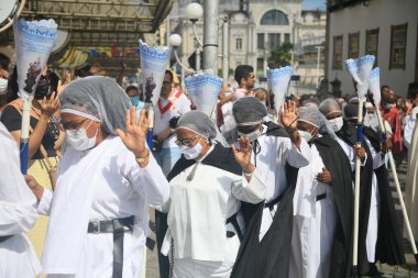 Salvador, Bahia, Brezilya - 24 Mart 2022: Corpus Christi döneminde Salvador Tarih Merkezi 'nde destekçilerin geçit töreni.